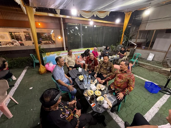 Gubernur Kalimantan Barat Ria Norsan dan Gubernur Kalimantan Utara Zainal Arifin Paliwang memanfaatkan suasana santai di Bazar Durian BK, Jalan Gusti Hamzah, Pontianak, Sabtu (20/6/2026)