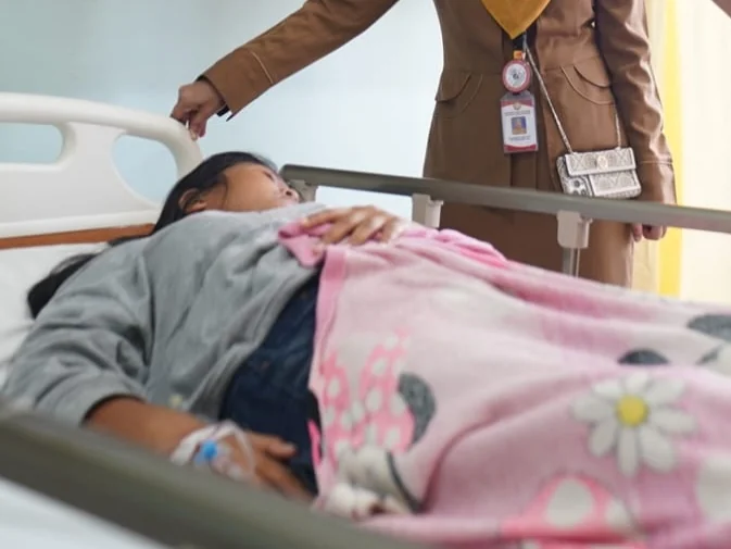 KERACUNAN - Salah satu pasien saat dirawat diduga akibat mengalami keracunan di RSUD Pontianak Utara, Selasa (9/6/2026)/Istimewa