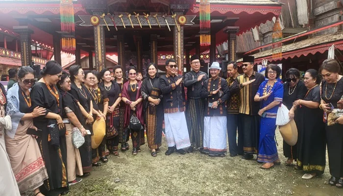 Lily Salurapa bersama para pengurus PMTI menghadiri rambu solo Almarhum Fred Batong.