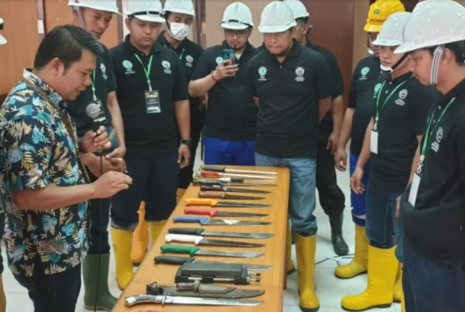 Sejumlah peserta Sertifikasi Juru Sembelih Halal mengikuti arahan dari pemateri di sela kegiatan vokasi dan sertifikasi angkatan I di Gedung Islamic Center Surabaya, FOTO: ANTARA/HO-DPW Juleha Jatim.
