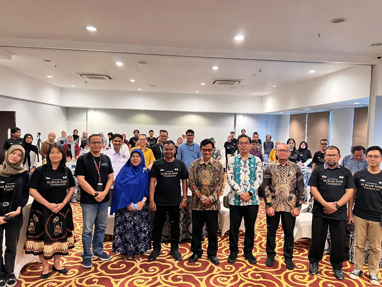 FOTO BERSAMA - Ketua AJI Pontianak Rivaldi Ade Musliadi saat berfoto bersama para perserta dan pemantik diskusi nonton bareng Film Dokumenter "Di Balik Ilusi Tembakau" di Hotel Mercure Pontianak Kamis (4/6/2026)