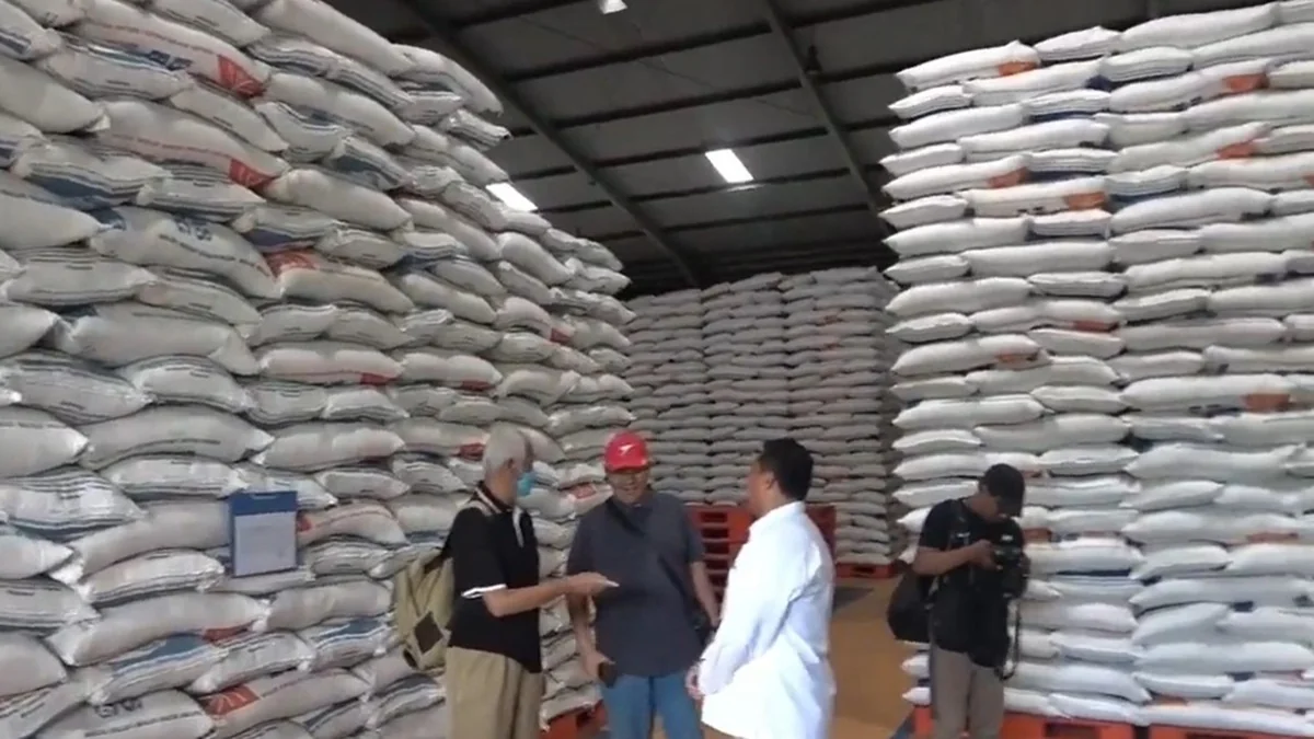 Menteri Pertanian Andi Amran Sulaiman menegaskan temuan 29 ribu ton beras rusak hanya 0,07 persen dari total stok nasional. Pemerintah pastikan stok beras aman dan tetap tersedia.