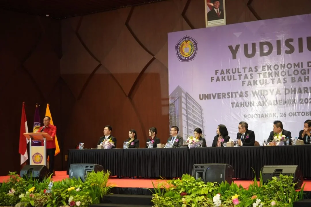 Wagub Kalbar Kritik Praktik Penyerapan Tenaga Kerja, Ingatkan Lulusan UWDP Soal Literasi Digital Produktif. (FOTO: ADPIM)