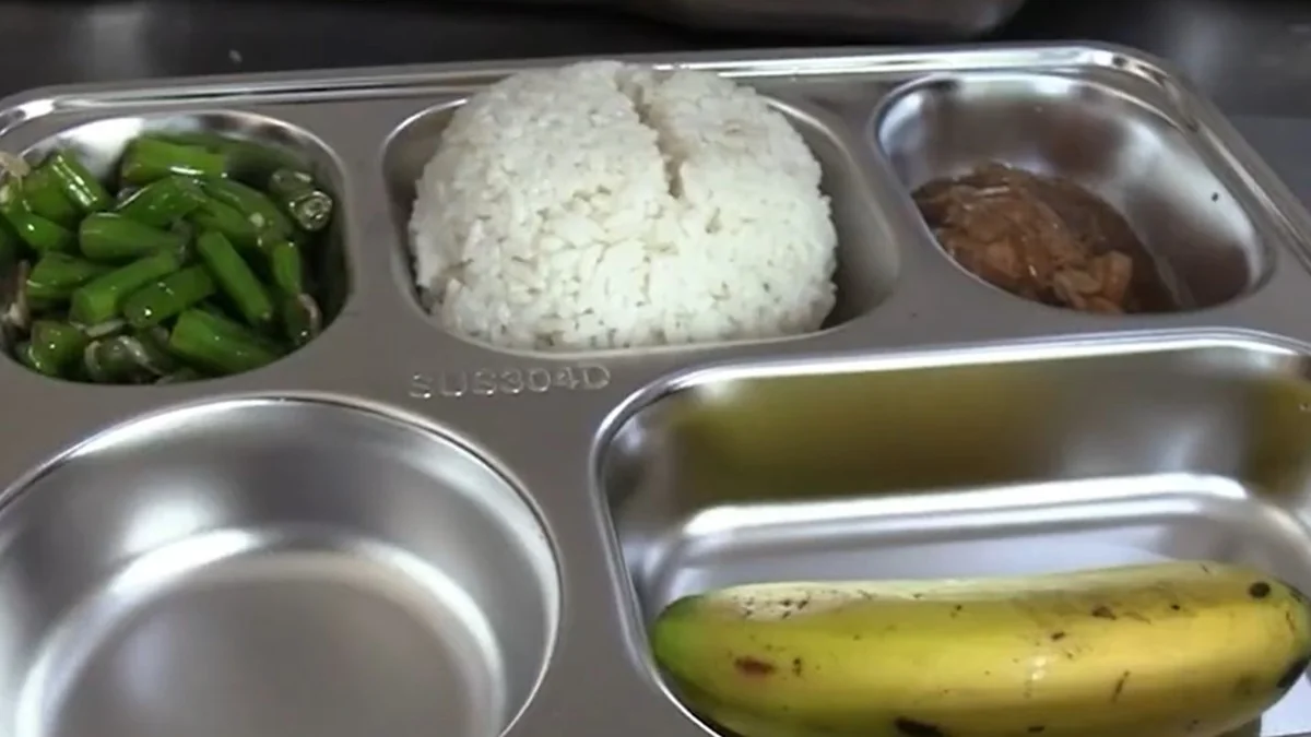 Pemerintah mewajibkan program Makan Bergizi Gratis (MBG) menggunakan beras Bulog, kebutuhan harian mencapai 6.000 ton.