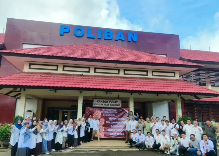 Dosen Polban saat berfoto bersama (Poros Kalimantan)