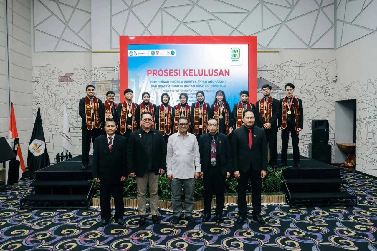 LULUSAN - Untan ngukuhkan lulusan angkatan pertama Program Pendidikan Profesi Arsitek (PPAr). Prosesi kelulusan PPAr Angkatan I digelar oleh Jurusan Teknik Arsitektur Fakultas Teknik UNTAN di Hotel Ibis Pontianak, Senin (27/7/2026)