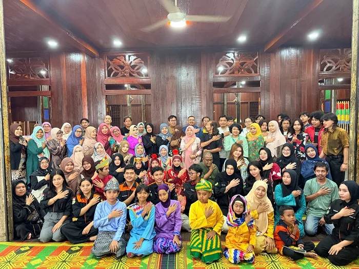 FOTO BERSAMA - Para Peserta Kegiatan Lebaran Sastra berfoto bersama di Rumah Budaya Sabtu (18/04/2026)