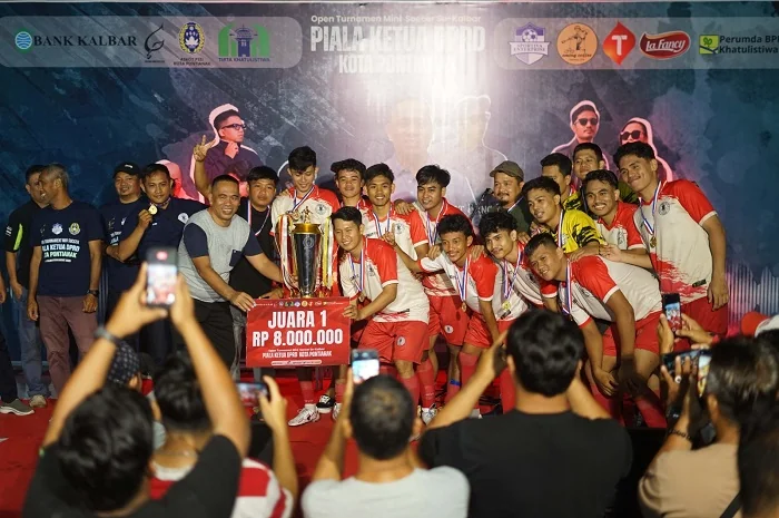 SELEBRASI - Ketua DPRD Kota Pontianak Satarudin berselebrasi bersama pemenang turnamen mini soccer bertajuk Ketua DPRD.