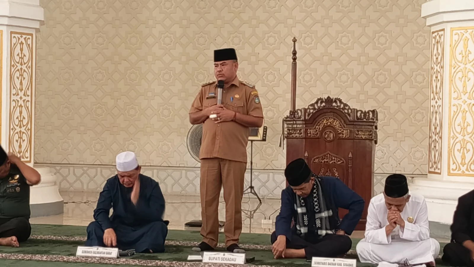 SAMBUTAN - Bupati Kabupaten Sekadau Aron saat memberikan sambutan pada Safari Ramadan Gubernur Kalimantan Barat Ria Norsan di Masjid Agung Sultan Anum pada Selasa (24/2/2026)