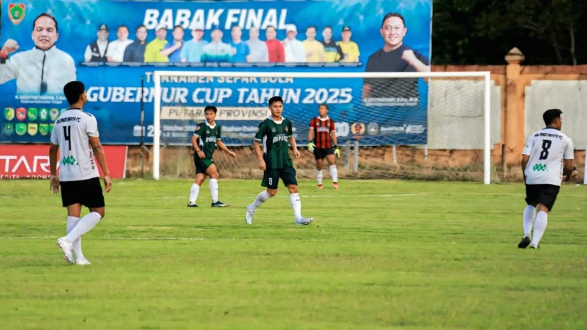Gubernur Kalimantan Tengah H. Agustiar Sabran membuka Babak Final Turnamen Sepak Bola Gubernur Cup 2025 di Stadion Tuah Pahoe, Palangka Raya. Foto: MMCKalteng