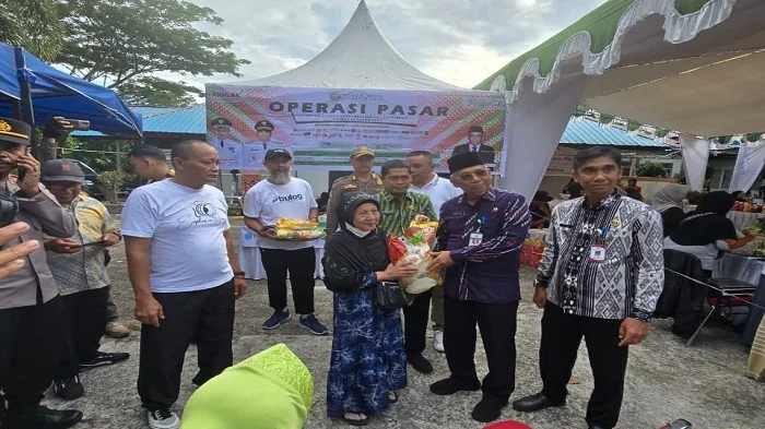 OPERASI PASAR - Sekretrais Daerah Kota Pontianak Amirullah meninjau operasi pasar di Halaman Kantor Camat Pontianak Timur