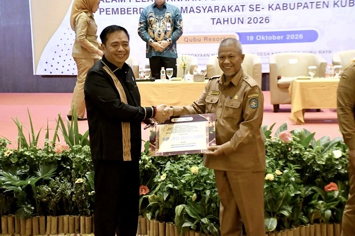 Ketua Komisi V DPR RI, Lasarus, memberikan hadiah biaya perjalanan umrah kepada qori dan qoriah asal Kabupaten Kubu Raya yang meraih juara pertama pada Musabaqah Tilawatil Qur'an (MTQ) XXXIV tingkat Provinsi Kalimantan Barat tahun 2026.