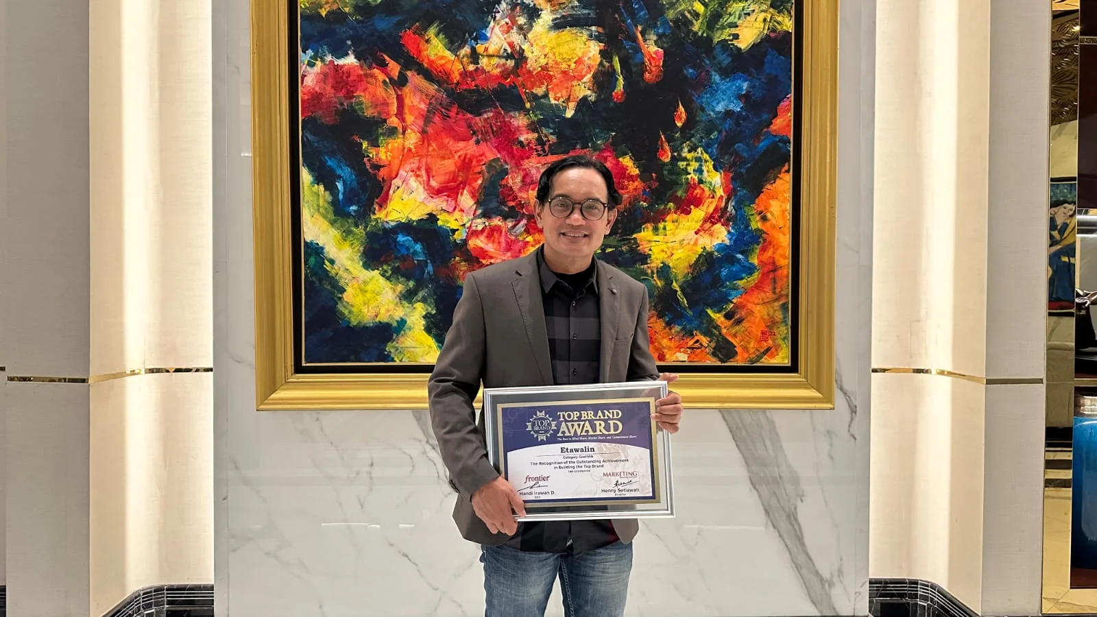 Bapak Andik Duana Putra, ST selaku Direktur Operasi dan Komersial PT Etos Kreatif Indonesia (Ethos) menerima penghargaan Top Brand 2026 untuk produk Etawalin dalam kategori Susu Kambing.