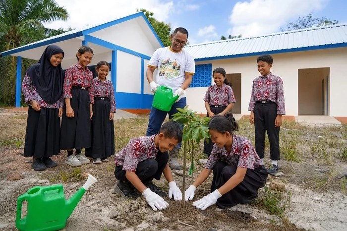Aksi nyata dilakukan oleh CMI dalam rangka HUT Ke-34 dengan melakukan aksi penanaman pohon bersama para siswa.