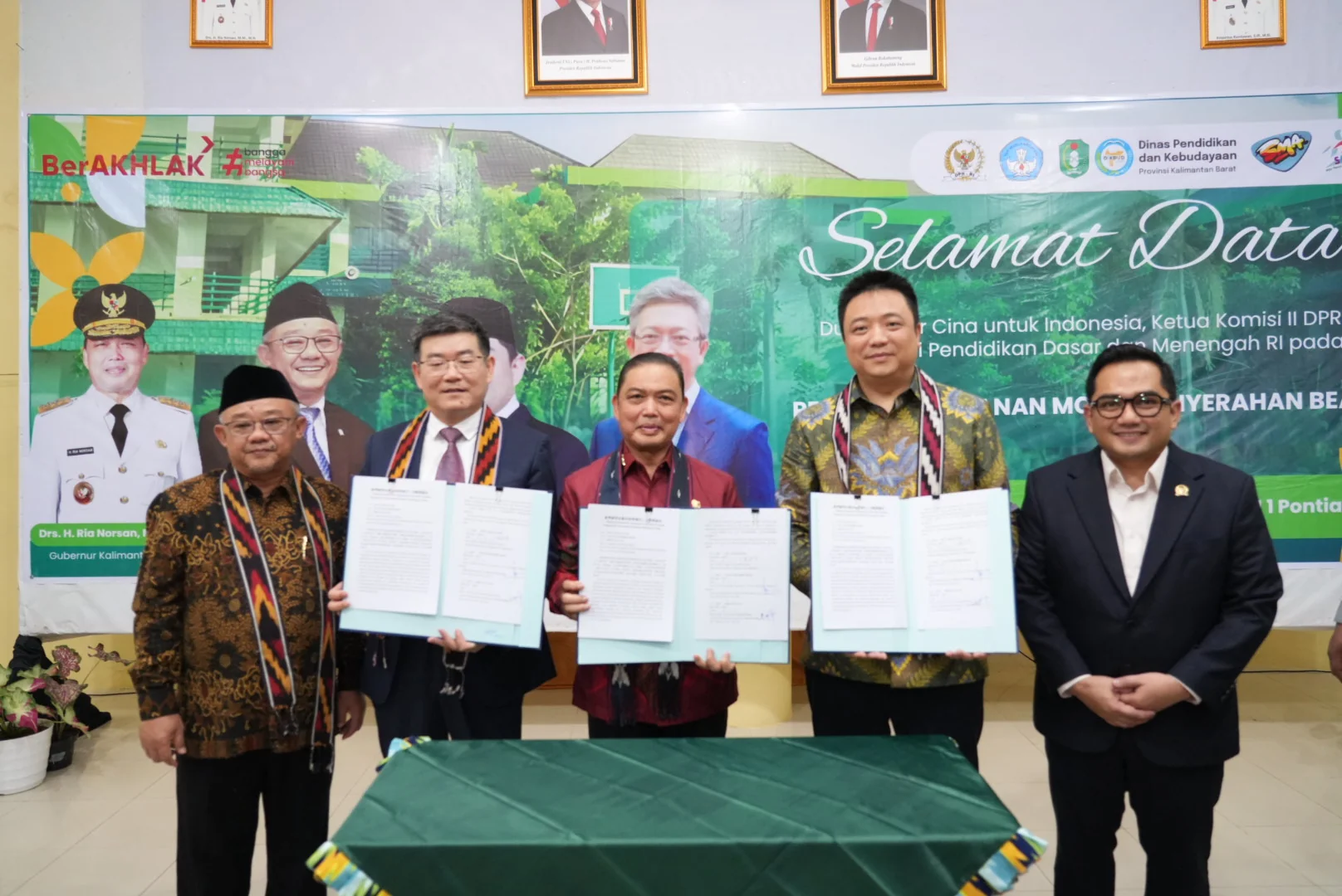 MoU - Gubernur Kalimantan Barat Ria Norsan tandatangani Program Beasiswa Internasional dengan Yongzhou Polytechnic Institute, Tiongkok di SMAN 1 Pontianak, Rabu (25/6/2026) Program beasiswa yang diinisiasi Ketua Komisi II DPR RI, Rifqinizamy Karsayuda, be