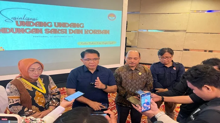 WAWANCARA -Anggota Komisi XIII DPR RI, Fransiscus Maria Agustinus Sibarani (kedua dari kanan) saat ditemui pada Sosialisasi Undang-Undang Nomor 3 Tahun 2026 tentang Pelindungan Saksi dan Korban  Lembaga Perlindungan Saksi dan Korban (LPSK) di Ballroom Hot