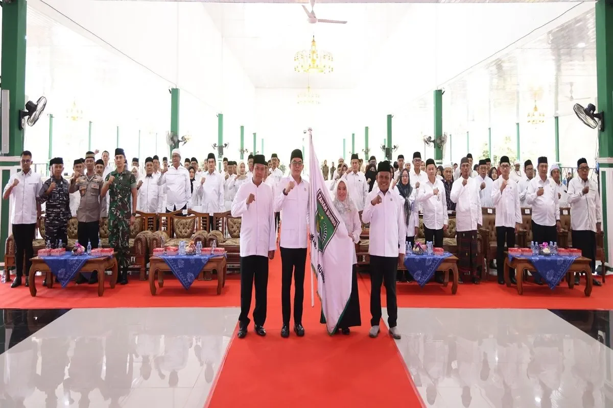 Bupati Tanah Bumbu Provinsi Kalimantan Selatan (dua kiri) melepas Kafilah Musabaqah Tilawatil Qur’an Nasional (MTQN) ke-36 sebanyak 100 orang.