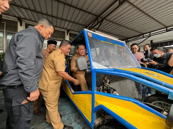 MOBIL LISTRIK - Gubernur Ria Norsan menjajal mobil listrik rakitan karya Siswa SMKN 1 Sintang. Senin (23/2/2026)