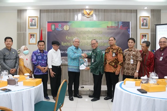 LAPORAN - Direktur RSUD dr. Soedarso, drg. Hary Agung Tjahyadi, M.Kes menyerahkan laporan Program Peningkatan Mutu dan Keselamatan Pasien (PMKP)Triwulan I Tahun 2026 kepada Harisson sebagai Sekda Kalbar sekaligus Ketua Dewan Pengawas RSUD dr. Soedarso di