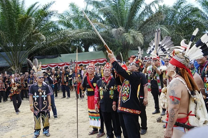 Penari Dayak Okolod Sambut Kedatangan Gubernur Kaltara di Nunukan. (Foto: Diskominfo Kaltara)