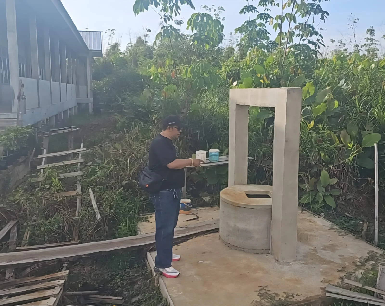 PANTAU - Patauan lapangan Sumur di SMK 3 Ketapang yang dikerjakan oleh kontraktor setempat.