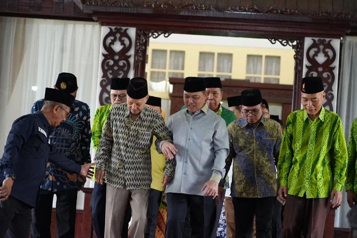 GANDENG - Gubernur Kalimantan Barat Ria Norsan saat menggandeng satu di antara jamaah muhammadiyah sesaat jelang pelepasan Jamah Haji Muhammadiyah di Pendopo Gubernur Kalimantan Barat, Minggu (26/04/2026)