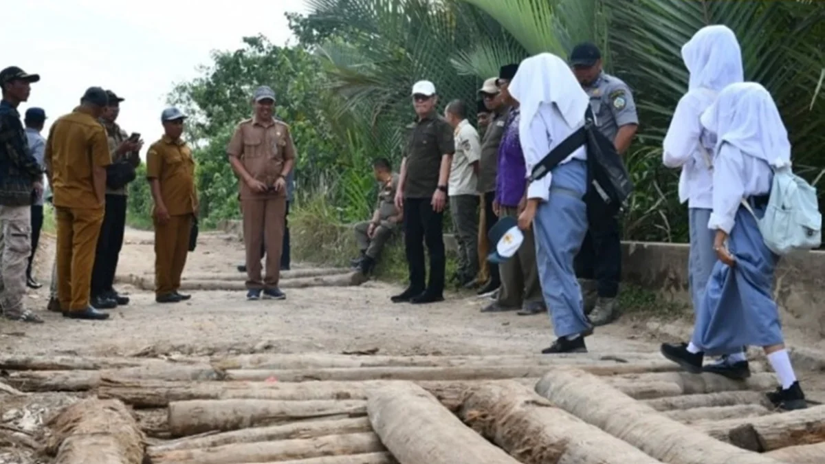 Bupati Kayong Utara Romi Wijaya meninjau langsung kerusakan jalan di Desa Mas Bangun, Teluk Batang. Foto: Prokopim Kayong Utara