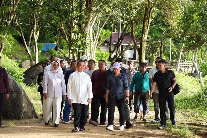 TEMAJUK - Gubernur Kalimantan Barat Ria Norsan bersama sejumlah unsur pejabat Pemprov Kalimantan Barat saat kunker dalam kegiatan Gema Membangun Desa yang digelar di Desa Temajuk, Kecamatan Paloh, Kabupaten Sambas, Sabtu (13/6/2026).