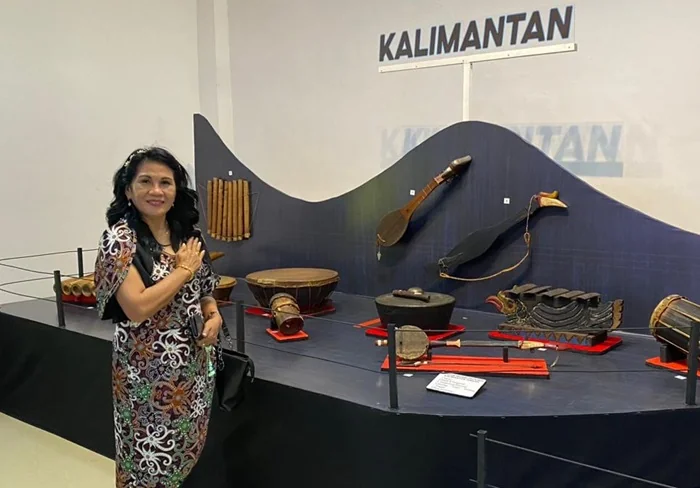 Kepala UPT. Museum Balanga Hartini Titin pada Stand Pameran Alat Musik Tradisional Kalimantan Tengah.