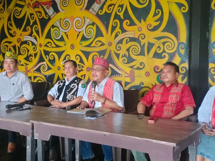 Ketua Panitia PGD Kalbar ke- XL Tahun 2026, Thomas Aleksander pada konferensi pers yang digelar di Rumah Betang, Pontianak, Rabu 13 Mei 2026.