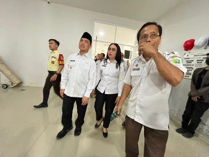 TINJAU - Gubernur Kalimantan Barat Ria Norsan bersama Wakil Bupati Sanggau Susana Harpena saat meninjau layanan RS RSUD M.Th. Djaman Sanggau, Rabu (25/2/2026).