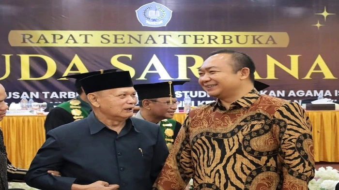 Bupati Ketapang, Alexander Wilyo saat menghadiri Wisuda Sarjana Ke-XX Sekolah Tinggi Agama Islam (STAI) Al-Haudl Ketapang Tahun Akademik 2026/2027 di Hotel Borneo Ketapang, Sabtu 17 Oktober 2026.