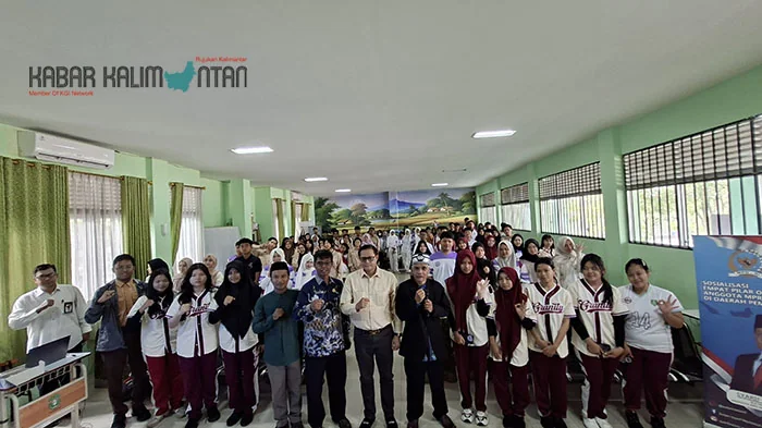 SOSIALISASI - Anggota DPD RI Dapil Kalbar Syarif Melvin Alkadrie saat menyampaikan sosialisasi 4 Pilar di SMAN 3 Pontianak, Jumat (12/12/2025)
