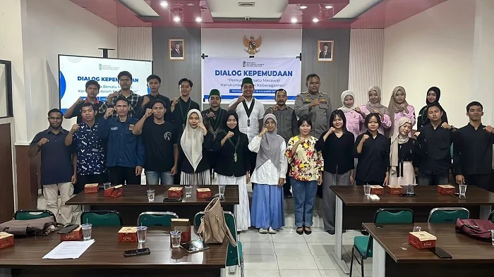 DIALOG - Sejumlah pemuda dari kalangan mahasiswa, pengurus BEM, dan organisasi kepemudaan mengikuti Dialog Kepemudaan yang digelar HMI Cabang Sambas di aula Poltesa, Jumat (28/11/2025)