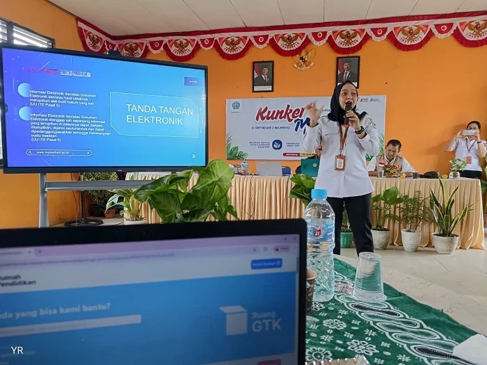 PELATIHAN - Narasumber dari Diskominfo Kabupaten Melawi memaparkan materi ke peserta pelatihan.