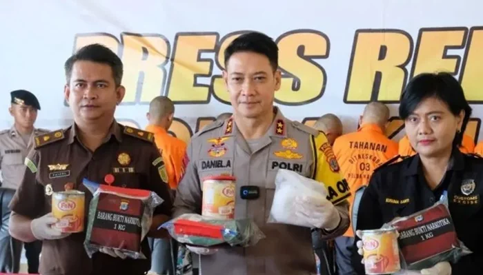Foto: Kapolda Kaltara Irjen Pol. Daniel Adityajaya (tengah) memperlihatkan beberapa barang bukti kejahatan narkotika bersama petugas Bea Cukai dan Kejaksaan Tinggi di Mapolda Kaltara/ANTARA.