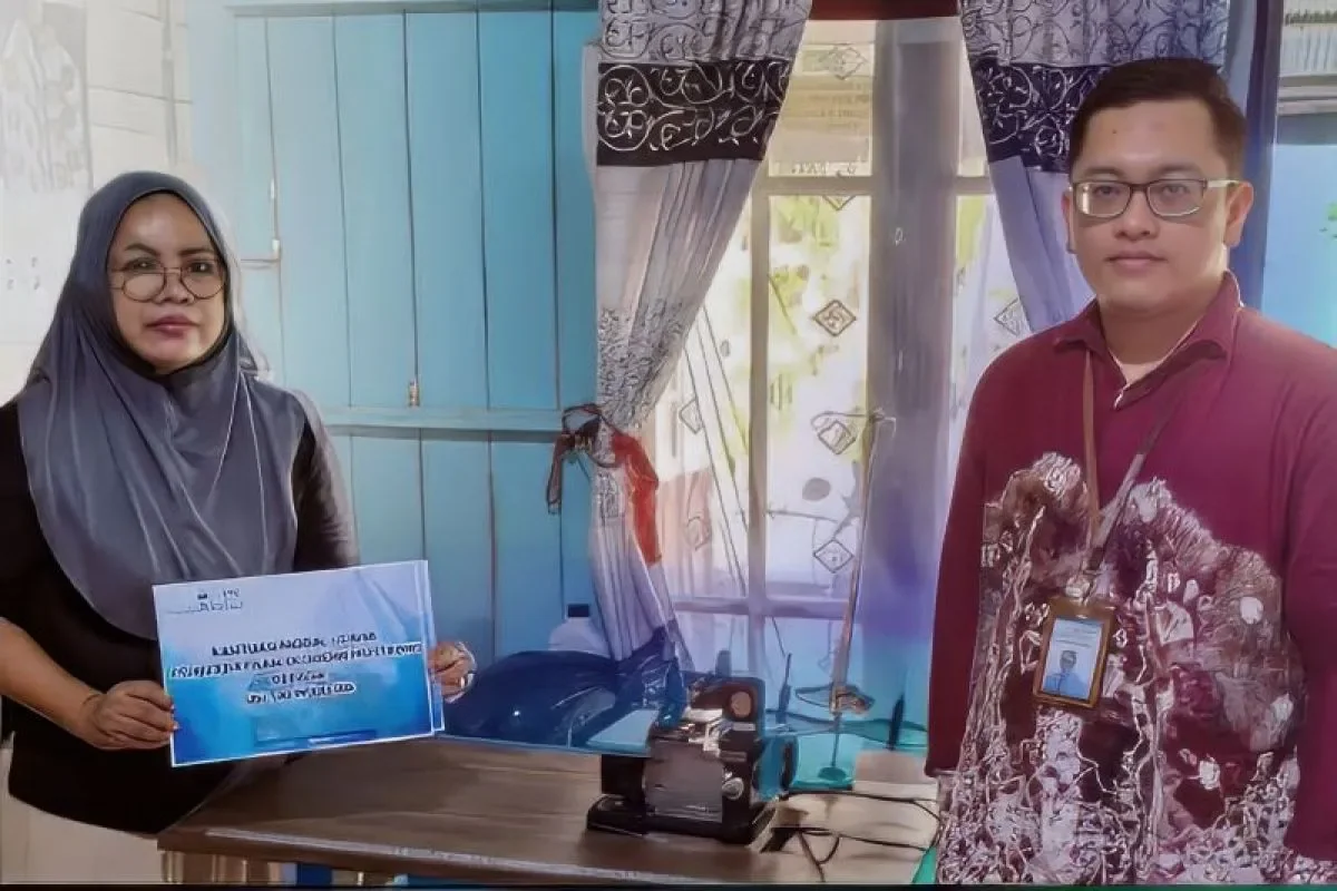 Istimewa - Sri Wardah. Bendahara UPZ Bank Kalsel M. Rizaldy Mustary Haq menyerahkan bantuan mesin obras kepada Sri Wardah di Banjarmasin