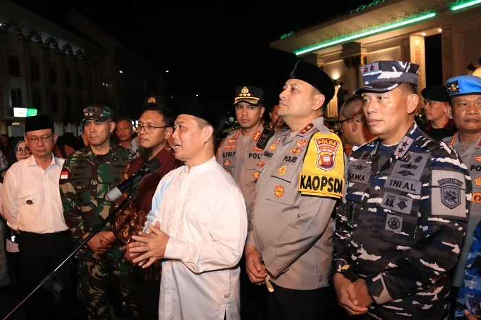 KAMTIBMAS - Gubernur Kalimantan Barat Ria Norsan Bersama jajaran Forkopimda Provinsi Kalimantan Barat melakukan pemantauan langsung situasi keamanan dan ketertiban masyarakat (Kamtibmas). Peninjauan dilaksanakan pada malam takbiran di Pos Pengamanan Idul