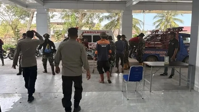 EVAKUASI - Jenazah Kasim (65) saat dievakuasi ke RSUD Tuan Besar Syarif Idrus pada Selasa (11/8) sore/Istimewa