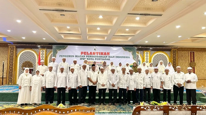 Foto bersama pengurus Ikatan Persaudaraan Haji Indonesia (IPHI) Kota Pontianak periode 2026–2031 usai pelantikan yang digelar di Aula Masjid Raya Mujahidin Pontianak, Kamis (29/10/2026).