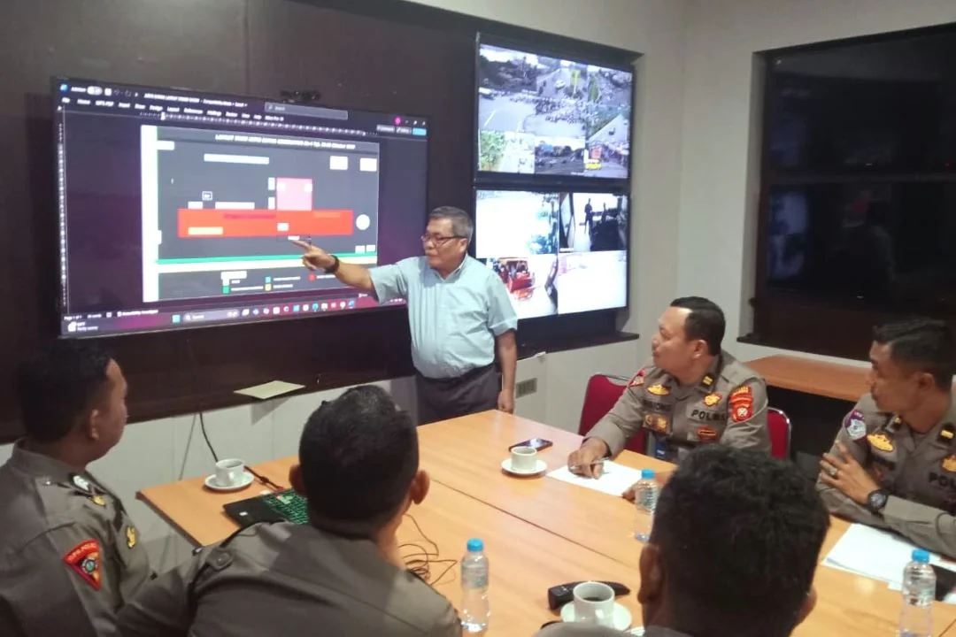 Ketua DAD Kota Pontianak, Yohanes Nenes paparkan denah lokasi Konser ADG 4 ke pihak Polresta. | Konser ADG 4 di Rumah Radakng Pontianak Digelar, DAD Imbau Jaga Keamanan dan Ketertiban. (FOTO: JECKMUS)