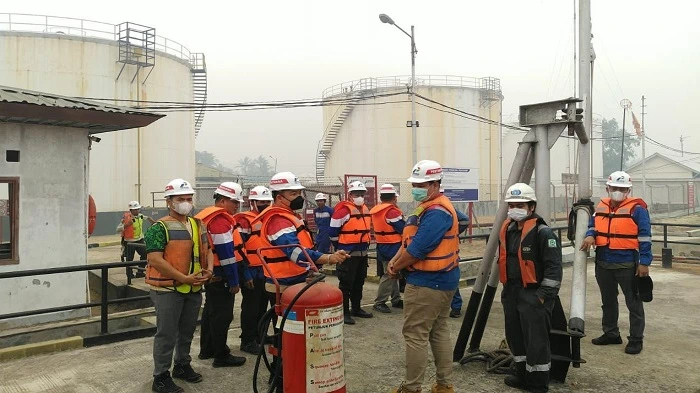 Bupati Ketapang, Alexander Wilyo turun langsung ke Jobber Pertamina untuk memastikan kesiapan distribusi BBM di Ketapang.