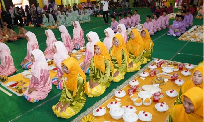 Para Pelajar SMP di Pontianak Ikuti Lomba Budaya Saprahan.