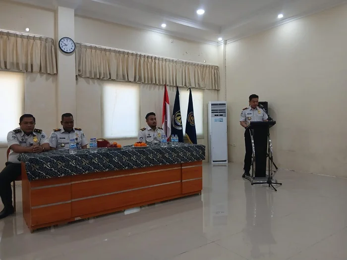 SAMBUTAN - Kepala Kantor Imigrasi Kelas II Non TPI Ketapang Benny Septiyadi memberikan sambutan saat melakukan pertemuan (media ghatering) di Aula Imigrasi Ketapang, Senin (20/04/2026)