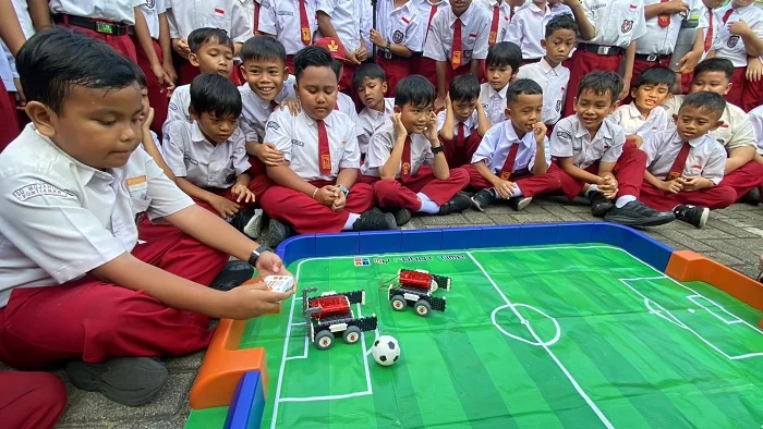 ROBOTIK - Sejumlah siswa SD Mujahidin tampak antusias ikuti demo dunia robotika dari Robotiku Pontianak.