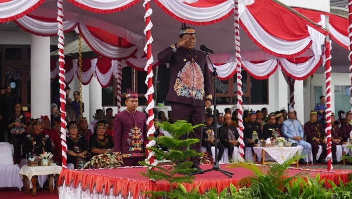Wagub Edy Pratowo Inspektur Upacara di Hari Jadi Kabupaten Gunung Mas ke-22.