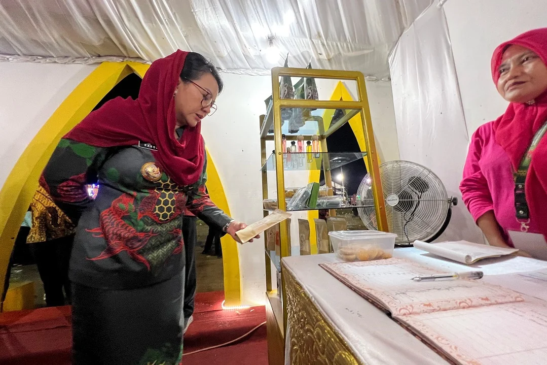 Dorong Ekonomi Kreatif: Bupati Landak Tinjau Produk Unggulan UMKM di Pameran MTQ Kalbar. (FOTO: DISKOMINFO)