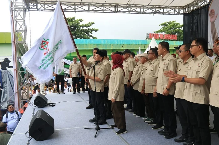 KIBARKAN PATAKA - Gubernur Ria Norsan saat mengibarkan bendera pataka HKTI Kalbar. Norsan resmi dikukuhkan menjadi Ketua DPD HKTI Kalbar Ketua Umum DPN HKTI yang juga Wakil Menteri Pertanian Republik Indonesia Sudaryono di Halaman GOR Sultan Syarif Abdurr