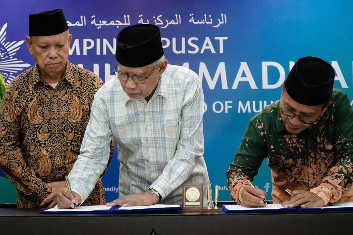 TANDATANGAN - Proses Penandatangan sekaligus serah terima bergabungnya Sekolah Tinggi Agama Islam (STAI) Al-Haudl Ketapang ke Persyarikatan Muhammadiyah dalam seremoni yang berlangsung di Kantor Pimpinan Pusat Muhammadiyah, Yogyakarta, Rabu (8/4/2026).