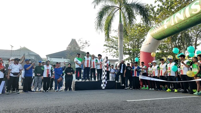 START - Gubernur Kalimantan Barat saat melepas start pelari peserta Akcaya Run 2026 di Halaman Kantor Gubernur Kalbar pada Minggu (1/2/2026)